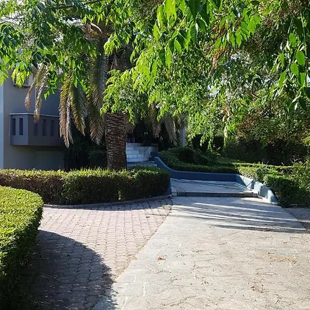 House With Garden *